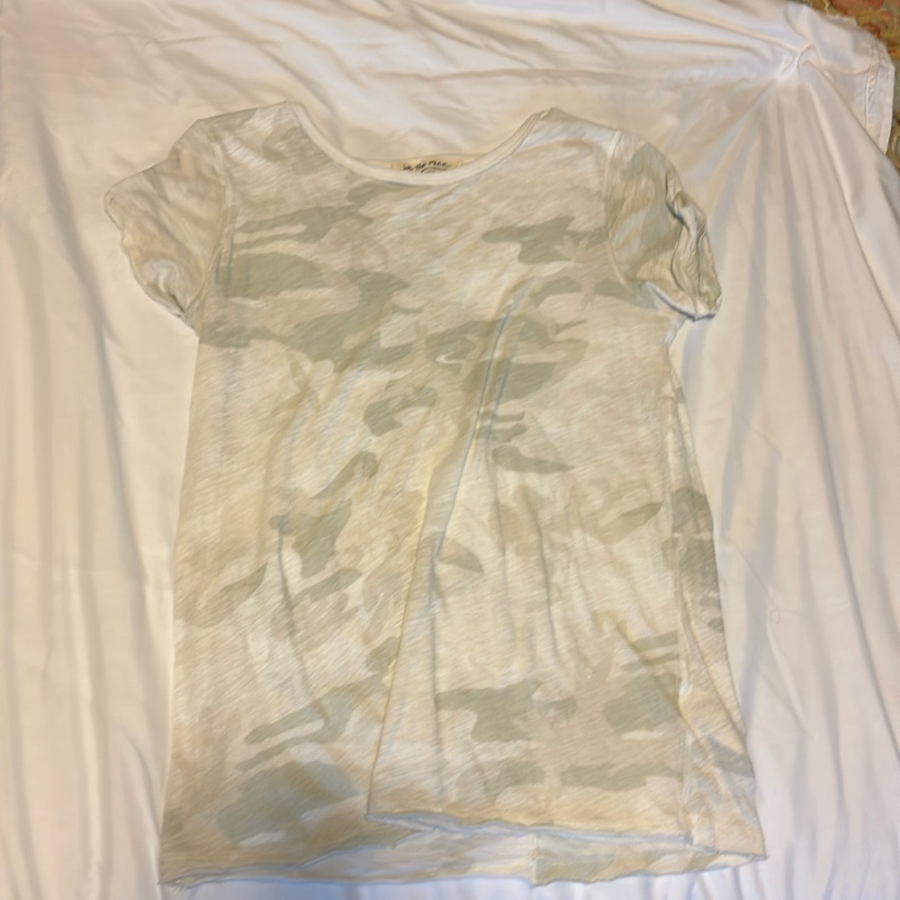 Free people women’s clare tee. Light green camo wash.